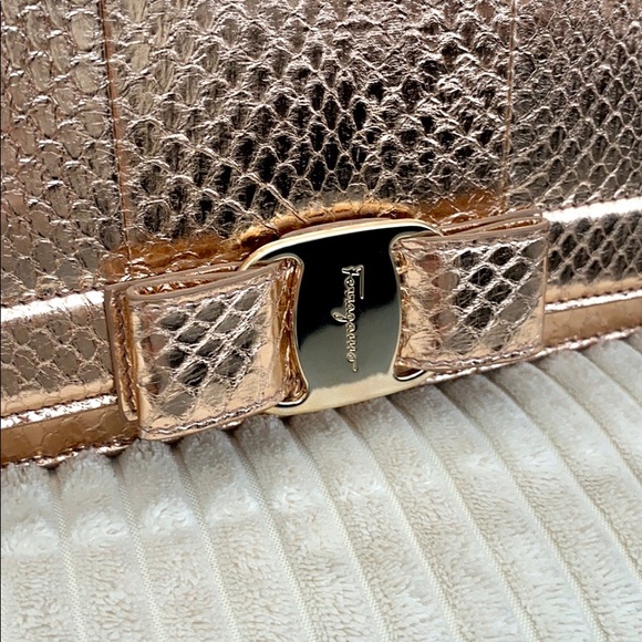 💓Sold💓 ferragamo reptiles vera metallic purse - Picture 2 of 8